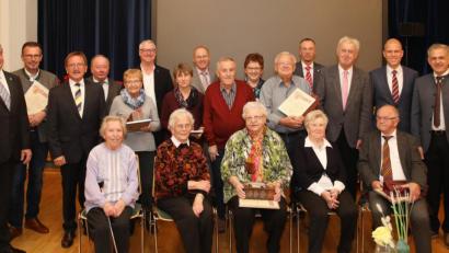Bild: njn
Die langjährigen Genossenschaftsmitglieder, unter ihnen Aufsichtsratsvorsitzender Willi Müller (stehend, Dritter von rechts) mit Vorstandsvorsitzendem Dieter Döppl (links), Bürgermeister Hans Donko (Dritter von links), Bezirksrätin Brigitte Scharf (stehend, Sechste von rechts), Andreas Pritschet vom Verband (Zweiter von rechts) und stellvertretender Landrat Roland Grillmeier (rechts).