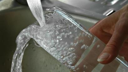 Bild: tr
Das Trinkwasser in Waldsassen wird billiger: In den kommenden drei Jahren gilt ein Kubikmeterpreis von 1,67 Euro statt bisher 1,85 Euro.