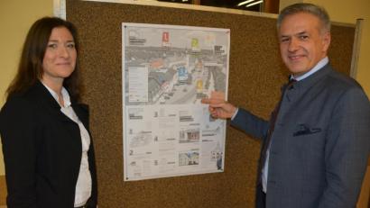 Bild: jr
Regierungsbaumeisterin Annegret Michler und Bürgermeister Roland Grillmeier nannten Eckpunkte zur geplanten Neugestaltung des Oberen Marktplatzes.