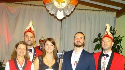 Bild: hl
Die WCV-Präsidenten Klaus Wegmann (rechts), Christine Klugmann und Alexander Wegmann verabschiedeten das bisherige Prinzenpaar Laura Schupfner und Florian Hofmann (von links).