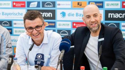 Bild: Matthias Balk/dpa
Günther Gorenzel, Sportlicher Leiter von 1860 München, legt während der Pressekonferenz zu Köllners Vorstellung als Cheftrainer den Arm um Michael Köllner, Trainer des TSV 1860 München.