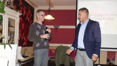 Bild: rn
Mit einem "würzigen Präsent" bedankt sich Marcus Gradl (rechts) bei Mykologe Stefan Hartwig für den Vortrag.