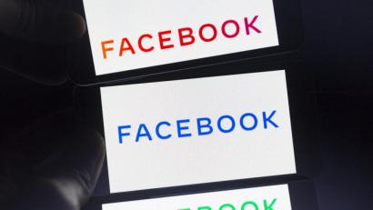 Bild: Andre M. Chang
Das neue Firmenlogo von Facebook auf einem Smartphone-Bildschirm. Foto: Andre M. Chang/ZUMA Wire/dpa