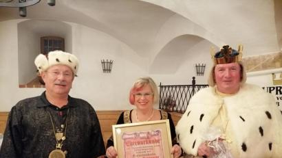 Bild: Koller
Kanzler Gerhard Büttner (links) und König-Ruprecht-Darsteller Michael Koller (rechts) freuen sich mit Ehrenmitglied Christina Koenen.