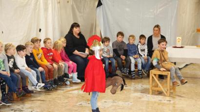 Bild: JOCHEN NEUMANN 
ERBENDORF
Der städtische Kindergarten Kunterbunt feierte in der Schulaula die Andacht zum Martinsfest.