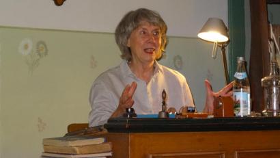 Bild: hka
Ulla Lachauer besucht Imker in verschiedenen Ländern Europas, läßt sie von ihrer Arbeit und ihrem Leben erzählen. Im Schulmuseum in Sulzbach-Rosenberg las sie aus ihrem Buch "Von Menschen und Bienen".