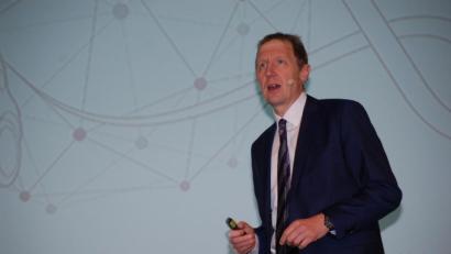 Bild: gib
Dirk Schrade, Experte für Zahlungsverkehr bei der Bundesbank, sprach bei der Veranstaltung „Kontaktlos mit Karte oder digital mit Bitcoin & Co“ in Regensburg.