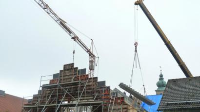 Bild: Portner
Die schweren Bauteile für die Betontreppe gelangen per Kran in das Treppenhaus des künftigen Stadtarchivs.