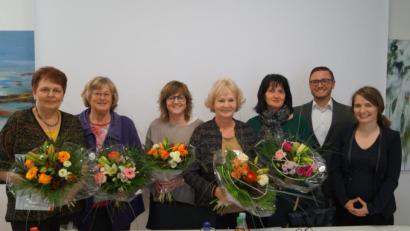 Bild: du
Die neue Diözesanstellenleiterin des St.-Michaelsbundes, Christina Schnödt (rechts) und Bürgermeister Ernst Lenk (Zweiter von rechts) ehren langjährigen Büchereikräfte. Von links: Friederike Witt, Christa Blasczyk, Annemarie Fink (10 Jahre), Marieluise Uebelacker (25 Jahre) und Roswitha Schenk (10 Jahre).