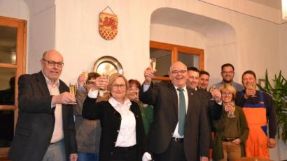 Bild: rti
Im Rathaus gibt es am Mittwoch nur strahlende Gesichter. Neualbenreuth wird zu Bad Neualbenreuth. Darauf stoßen unter andererm an (vorne, von links) Altbürgermeister Albert Köstler, Gästeinfo-Chefin Uschi Stingl, Bürgermeister Klaus Meyer und Zweiter Bürgermeister Christian Hebert.