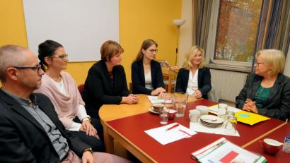 Bild: Stephan Huber
Pressegespräch beim Sozialdienst katholischer Frauen zumThema Patenfamilien (von links): Thomas Boss, Anja Schultz, Andrea Graf, Anke Graf, Sabine Schröther und Marianne Gutwein.