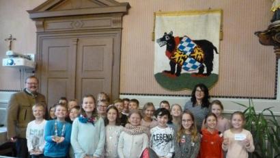 Bild: Grundschule Bärnau/exb
Die 4. Klasse der Grundschule Bärnau schaut bei Alfred Stier im Rathaus vorbei.