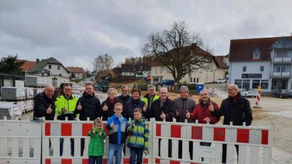 Bild: Alexander Greiner
Bürgermeister Roland Strehl (links) freute sich zusammen mit Mitgliedern des Bauausschusses, Anwohnern und Vertretern der am Bau beteiligten Firmen über die Wiedereröffnung des Verkehrswegs über den neuen Dorfplatz Kümmersbruck.