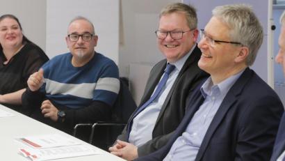 Bild: Wolfgang Steinbacher
Efstathios Panagiotou und seine Frau Dimitra (links) sind von Trikala nach Amberg gezogen, wo der Grieche als Pflegekraft im Heilig-Geist-Stift arbeitet. Im Gespräch mit (von rechts) Landrat Richard Reisinger, dem Arbeitsagenturleiter Markus Nitsch und OB Michael Cerny schilderte er seine Erfahrungen.