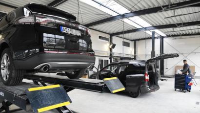 Bild: Petra Hartl
Hochmoderne Arbeitsplätze sind bei Auto Auers an der Europastraße in Sulzbach-Rosenberg in der neugebauten Halle zu finden.