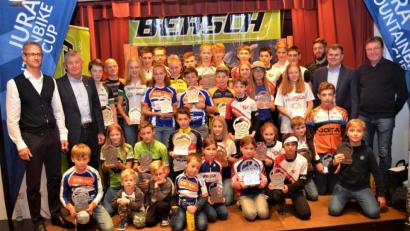 Bild: fz
Besonders der Radsportnachwuchs fährt gerne mit dem Mountainbike. Dies beweist der Jura-Cup, der sich unter den jungen Radsportlern großer Beliebtheit erfreut. Beim Bezirkstag ehrte der Bezirksvorsitzende Heinz Uhl (rechts) die Klassensieger.