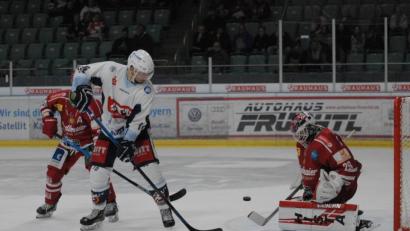 Bild: gb
Am Sonntag um 16 Uhr steigt in der Weidener Hans-Schröpf-Arena das Oberpfalzderby zwischen den Blue Devils und dem EV Regensburg. Das erste Duell (Szene mit Marco Habermann vor dem Kasten von EVR-Goalie Raphael Fössinger) entschieden die Blue Devils mit 7:6 nach Penaltyschießen für sich.