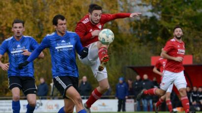 Bild: ham
Mehr Mühe als gedacht hatte die SpVgg SV Weiden (Im Bild, von links, Josef Rodler und Dominik Mandula) beim knappen 1:0-Sieg gegen das Schlusslicht aus Pfreimd (im Bild Johannes Blödt). Am Freitagabend im Heimspiel gegen den ASV Burglengenfeld soll der siebte Sieg in Serie her.