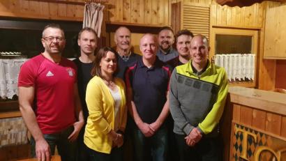 Bild: exb
Norbert Danhof hat das Ruder beim TC Bärnau in jüngere Hände übergeben. Das Bild zeigt von links den neuen Vorsitzenden Christian Walter, Günter Rahm, Natalie Schwägerl, Norbert Danhof, Martin Fischer, Philipp Weiß, Marco Zant und Joachim Bauer.