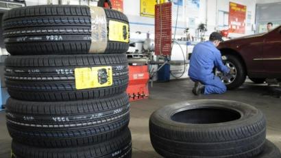 Bild: Petra Hartl
Alljährlich steht im Herbst der Wechsel auf Winterreifen bevor? Nicht für alle. Manche setzen auf Allwetterreifen, die auch im Winter zugelassen sind.