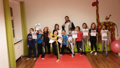 Bild: jzk
Beim Selbstverteidigungskurs zeigte Andreas Fachtan den Kindern, wie sie einen tätlichen Angriff wirksam abwehren können.