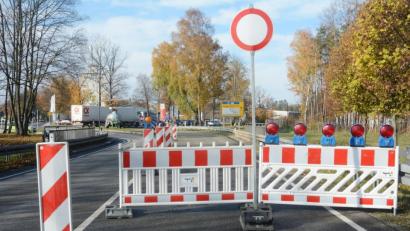 Bild: Gabi Schönberger
Am Freitagnachmittag wird die Sperrung der B22 wieder aufgehoben. Auf der Fahrbahn in Richtung Neustadt musste die Fahrbahn ausgebessert werden.