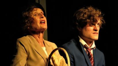 Bild: ubb
Herold lernt Maude auf dem Friedhof kennen. beide hagen eine seltsame Leidenschaft: Sie gehen gern auf Beerdigungen, selbst wenn sie den Verstorbenen nicht kennen..