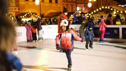 Bild: exb/Glice
Auf einer Lauffläche aus Kunststoff können die Eislauffans am Weidener Christkindlmarkt ihre Bahnen drehen - und das sogar bis zum Dreikönigstag am 6. Januar 2020.