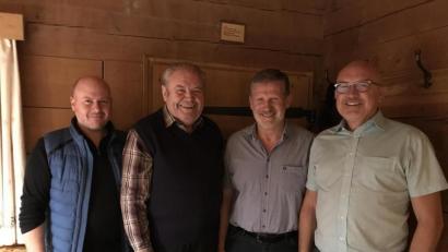Bild: exb
Fotos der neu gewählten „alten“ Vorstandschaft. Auf dem Foto fehlen die beiden Kassenprüfer Stephan Frank und Wolfgang Achatz. Von links nach rechts: Tom Suchanek, Konrad Rosner, Johann Wurm und Bernhard Lux.