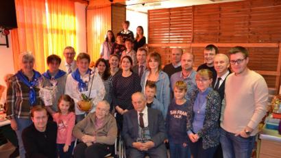 Bild: gi
Maria Schnupfhagn feiert 90. Geburtstag im großen Kreise ihrer Familie und Verwandten. Dazu gratuliert ihr Mann Franz, ihre Kinder mit Familien sowie Pfarrer Josef Most, Bürgermeister Hermann Ach, Kirchenpfleger Eduard Ach, Chorleiter Johann Uschold und eine Abordnung des Frauenbunds Etzgersrieth.