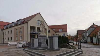 Bild: gz
Das Denkmal mit dem Bayerischen Soldaten wurde mit der Installierung der beiden Gedenktafeln fertig gestellt.