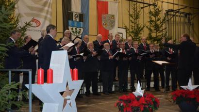 Bild: jr
Die aktiven Mitglieder des Männergesangvereins 1865 Mitterteich proben seit Wochen für das große Jahreskonzert am Sonntag, 1. Dezember, in der Mehrzweckhalle. Hier im Bild der Chor unter der Leitung von Michael Waldenmayer (rechts) beim Jahreskonzert im vergangenen Jahr.