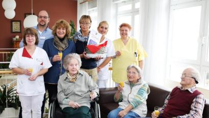 Bild: JOCHEN NEUMANN 
ERBENDORF
Ihren 90. Geburtstag kann Jutta Wagner (sitzend links) feiern. Mit auf dem Bild die Heimbewohner und das Pflegepersonal mit Heimleiter Andreas Wöhrl (stehend zweiter von links), Verwaltungsangestellte Rosi Weiß sowie dritte Bürgermeisterin Sonja Heindl.