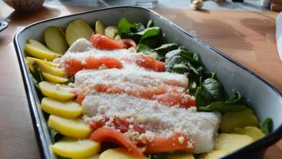 Bild: Gabi Schönberger
So kommt der Kabeljau in den Ofen: Schicht für Schicht ein Genuss.