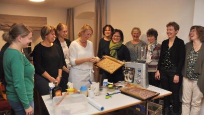 Bild: dob
Dieser Duft! Lebkuchen sind meist die erste Bäckerei in der vorweihnachtlichen Backstube, damit sie bis zum Verzehr gut durchziehen können. Bäckerin Wilma Walmer (Mitte) gab den Frauen die verschiedensten Tipps zu den Lebkuchenbäckereien und hatte natürlich auch die Rezepte dabei. Einige Frauen schauten der Bäckerin gerne über die Schulter.