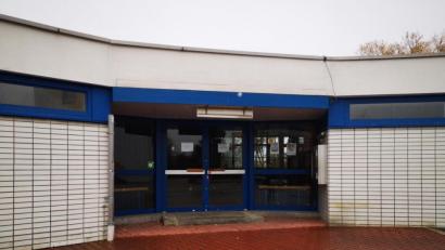 Bild: Thomas Dobler
Seit rund zwei Wochen ist das Bad gesperrt – was für die drei benachbarten Schulen, die es für den Schwimmunterricht benutzen, und für die Wasserwacht eine starke Einschränkung darstellt. Natürlich dürfen auch keine anderen Badbesucher mehr hinein.