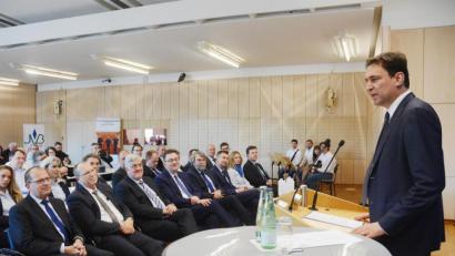 Bild: Gabi Schönberger
Justizminister Georg Eisenreich (CSU) spricht beim Landesverband der bayerischen Justizvollzugsbediensteten (JVB) in Weiden.