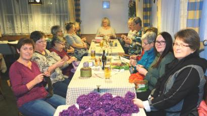 Bild: do
Elisabeth Merkl (rechts) bedankt sich beim Strickkreis Süßenweiher um Leiterin Ingrid Meyer (links) für die in liebevoller Handarbeit gehäkelten Rosen aus violettem Garn.