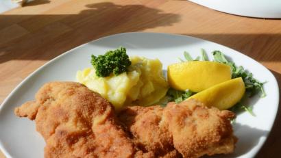 Bild: Gabi Schönberger
Einfach und einfach köstlich: Zum Backhendl passt ein klassischer Kartoffelsalat.