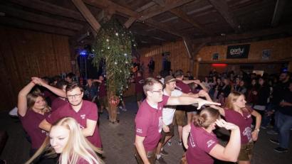 Bild: nib
Dei Kirwapaare tanzten ihre Tänze bei der Winterkirwa unter dem geschmückten Tannenbaum.