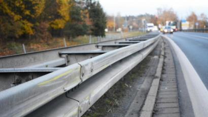Bild: Gabi Schönberger
Nur noch wenige Spuren sind an der Dr.-Kilian-Straße vom Unfall am Donnerstagmorgen zu sehen. Hier war ein Linienbus von der Autobahnabfahrt in Richtung Schwedentisch-Kreuzung auf die linke Fahrbahn geraten und mit mehreren Autos zusammengestoßen, weil der Fahrer bewusstlos geworden war.