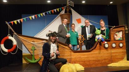 Bild: Kunz
Der Drache Jolinchen mit den Darstellerin und AOK-Direktor Jürgen Spickenreuther (Zweiter von links), Ulrike Rauch (Dritte von links) und Bürgermeister Lothar Höher (Zweiter von rechts).