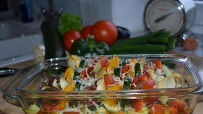 Bild:  Schiffer
Die Gemüsespieße kommen in der Auflaufform in den Ofen. Nach der Garzeit werden sie mit Käse bestreut und überbacken.