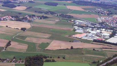 Bild: Bernd Georgi
Das Gewerbegebiet West (am rechten Bildrand) mit der ins Auge gefassten Erweiterungsfläche zwischen Speckmannshof (links oben, am Weiher) und der Bundesstraße 299 (rechts unten).