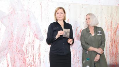 Bild: Thomas Dobler
Künstlerin Barbara Wilmers-Hillenbrand (links) stellte zusammen mit ihrer Kollegin Martina Leithenmayr, alias Marthe, das Gemäldeprojekt „Pictures for the Human Rights“ vor.