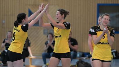 Bild: Reiner Fröhlich
Ein gewohntes Bild bei Heimspielen der Hahnbacher Volleyballerinnen in der Regionalliga. Sie bejubelten gegen den SV Esting (3:2), TSV Obergünzburg (3:1) und SV SW Hahnbach (3:1) drei Siege in eigener Halle.