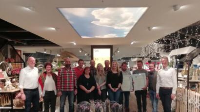 Bild: ubb
Jörg Kulzer und Liselotte Kulzer (von links) ehrten (alle von links) Harald Kannenberg (20 Jahre), Matthias Härtl (10 Jahre), Marion Heindl (10 Jahre), Harald Ernst (15 Jahre), Jessica Lutterbach (10 Jahre), Wilhelm Werner (15 Jahre), Manuela Zepner (20 Jahre), Peter-Josef Dausch (25 Jahre) und Jürgen Eiglmeier (25 Jahre). Herzlich gratulierten auch die Prokuristen, Manfred Göhl und Wolfgang Horn (von rechts).