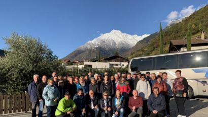 Bild: do
Kultur, Natur und Genuss verbinden sich in einzigartiger Weise bei der Südtirol-Fahrt der CSU Speinshart. Im Bild die Reiseteilnehmer vor imposanter Bergkulisse.