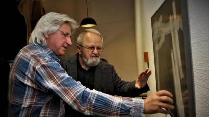 Bild: ubb
Künstler im Dialog: Der tschechische KünstlerJiri Jun (re.), der Meister der Federzeichnungen, erklärt dem Ikonenmaler Tom Brankovic aus Schönkirch seine aufwendige wie komplizierte Technik.