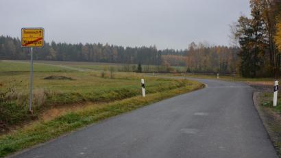 Bild: jr
Die Gemeindeverbindungsstraße zwischen Münchsgrün und Themenreuth soll nach dem Wunsch der CSU-Fraktion ausgebaut werden. Laut Bürgermeister Johann Burger nehme das Bauamt der Verwaltungsgemeinschaft Mitterteich bereits eine Prüfung dieses Projekts vor.